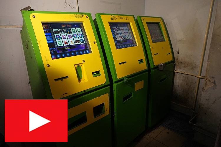 Игровые автоматы сбербанк playmax1. Игровой автомат зеленый. Игровой терминал автомат. Игровые автоматы в магазинах. Желто зеленые игровые автоматы.